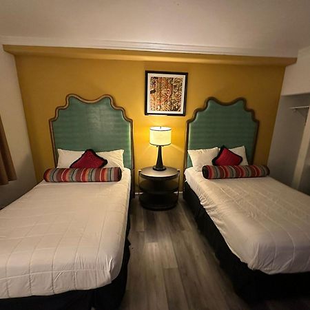 Howard Johnson By Wyndham Bakersfield Bagian luar foto