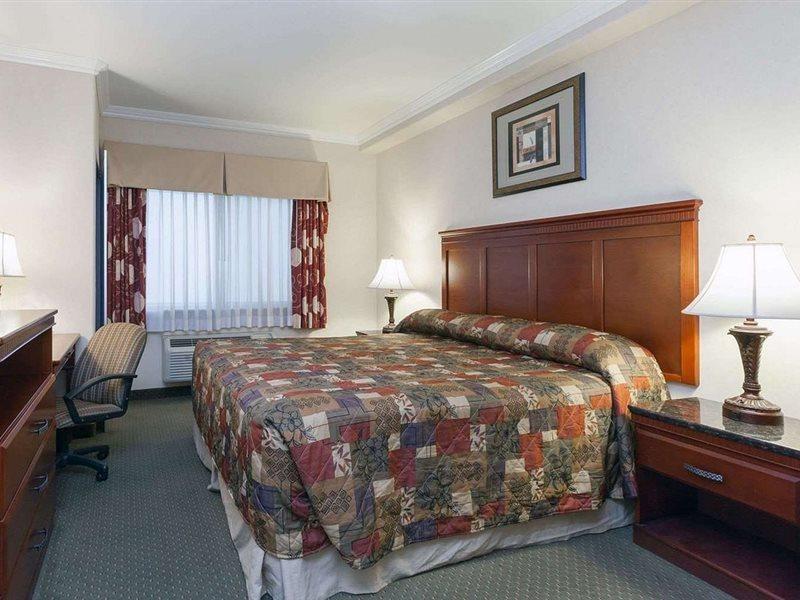 Howard Johnson By Wyndham Bakersfield Bagian luar foto