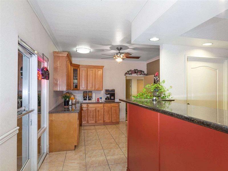 Howard Johnson By Wyndham Bakersfield Bagian luar foto