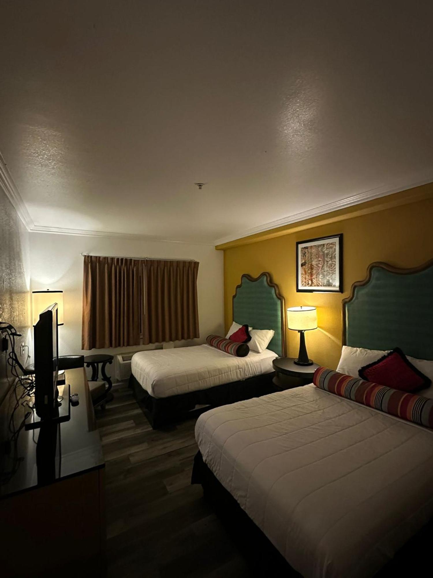 Howard Johnson By Wyndham Bakersfield Bagian luar foto