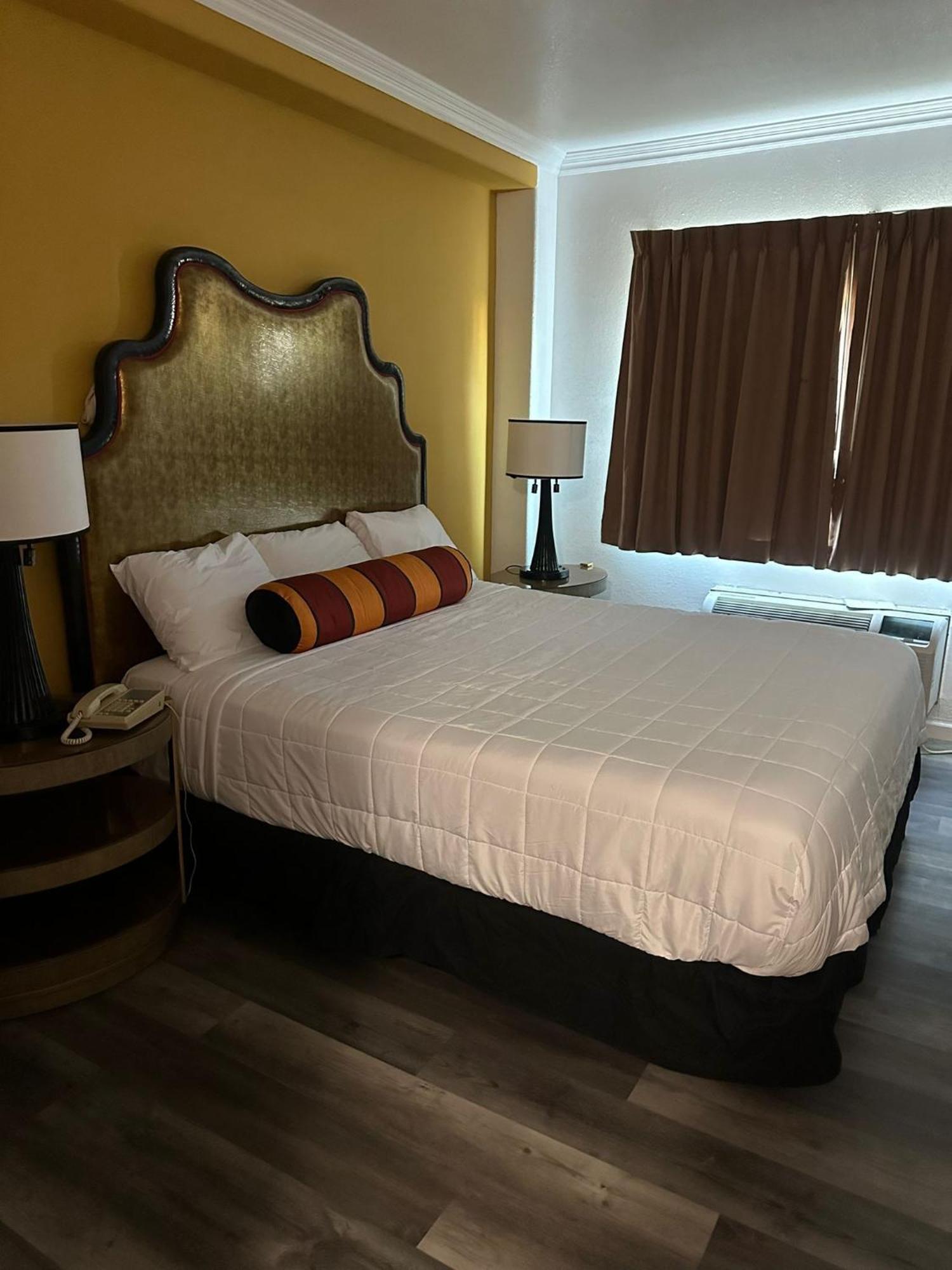 Howard Johnson By Wyndham Bakersfield Bagian luar foto