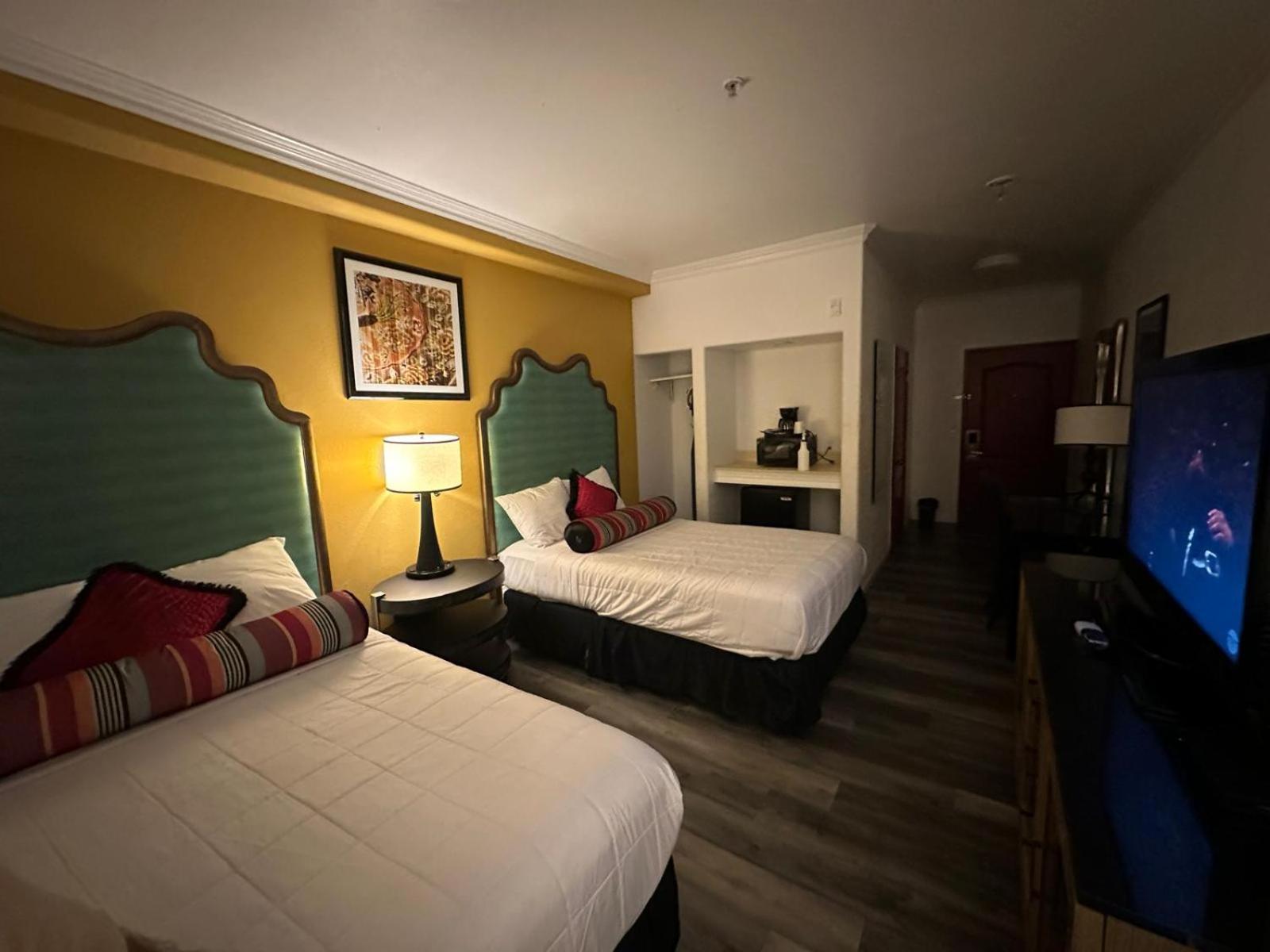 Howard Johnson By Wyndham Bakersfield Bagian luar foto