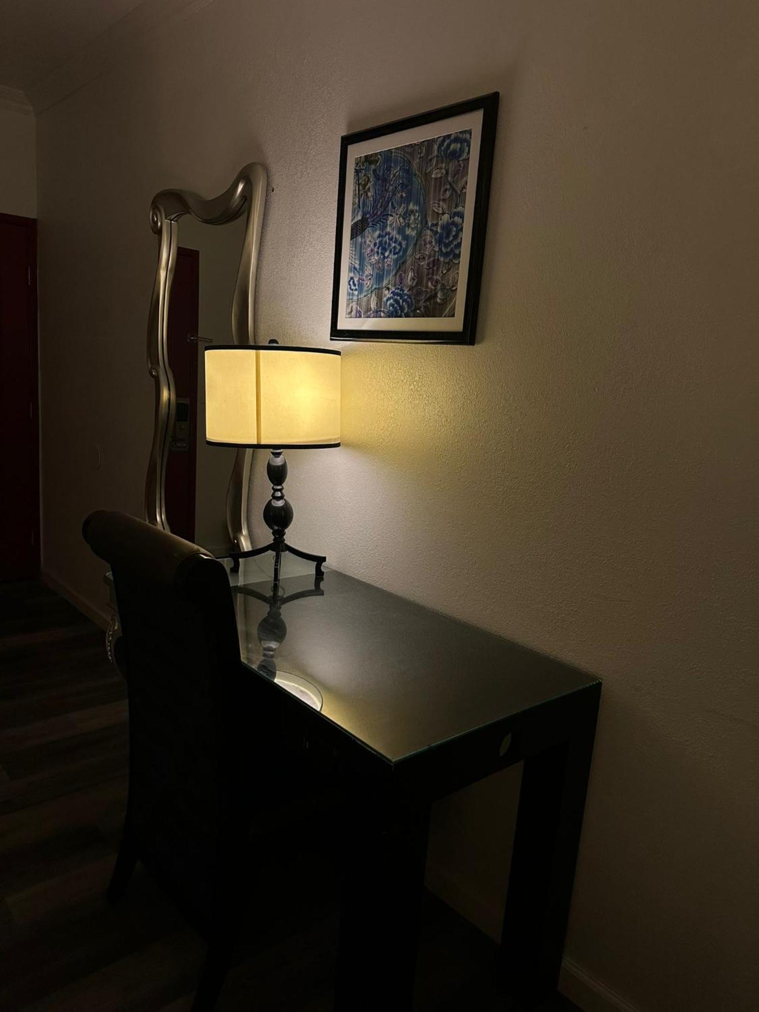 Howard Johnson By Wyndham Bakersfield Bagian luar foto
